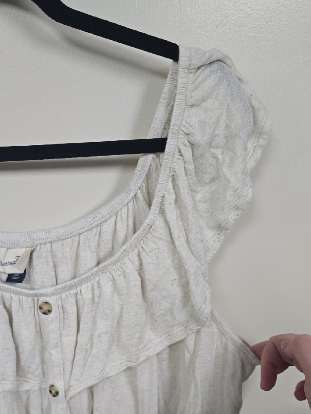 🎊 Universal Thread Off-Shoulder Ruffle Button-Front Tank Top in Cream - Picture 4 of 5